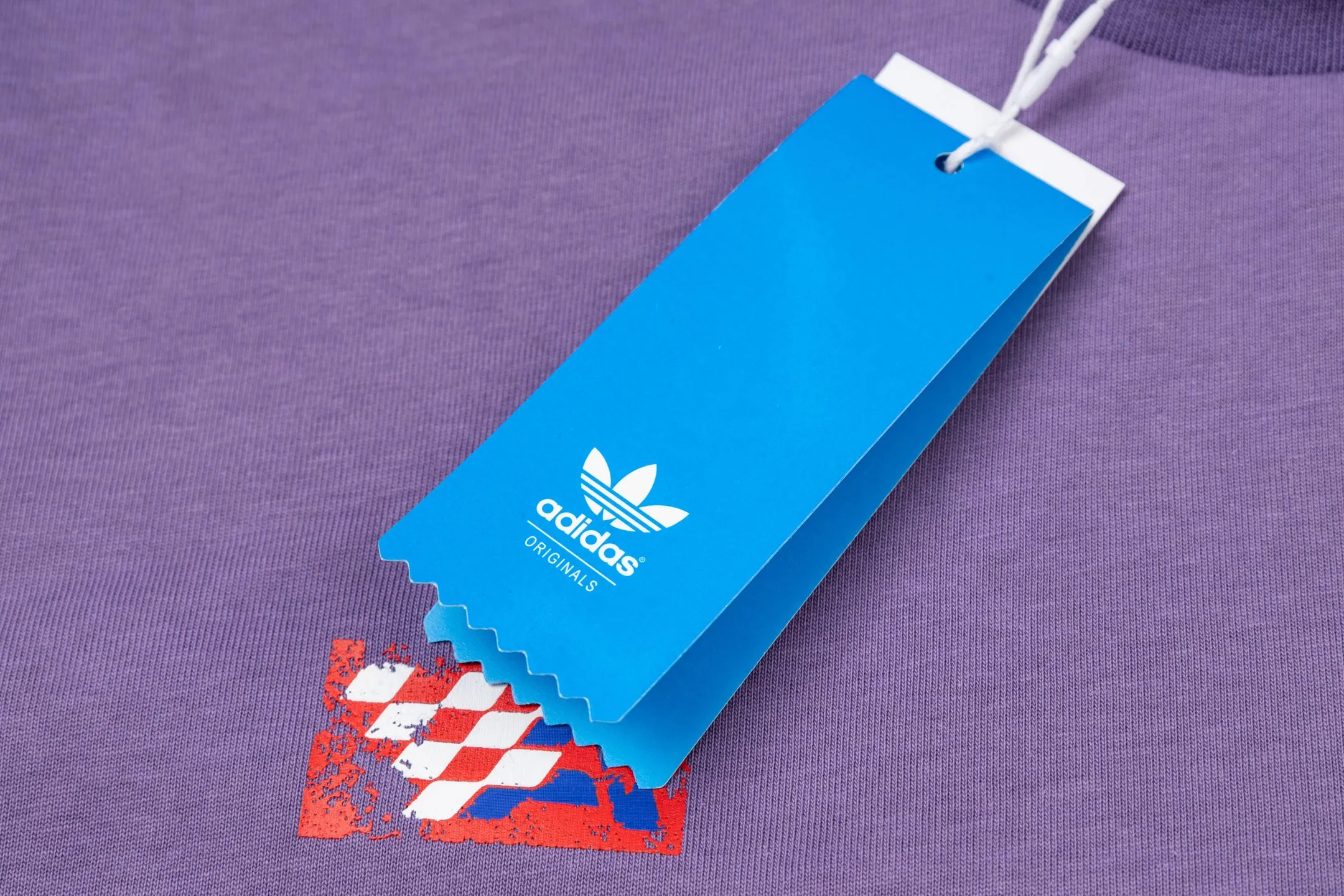 Adidas Clover MOTOSeries short sleeves, low saturation taro purple color, same style loose fit for men and women, pure cotton material is light and breathable, super comfortable for daily wear! The all-over printing with racing elements, clover logo + letter pattern, retro and street feel, looks great when worn as a layer or alone✨. The small high collar design, paired with overalls and Skate Shoes, can easily achieve American street style, and it is also great for couples! Fashionable and comfortable at the same time, don’t miss it if you like racing style. Style number: A 194# Color: Black Purple Size: S M L XL XXL